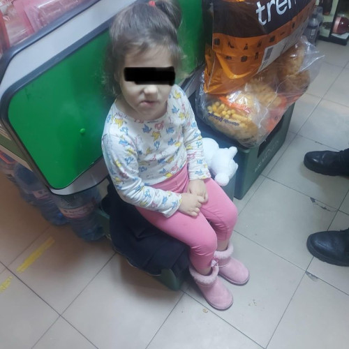 Micuță de doi ani, găsită pe stradă în Târgu Jiu