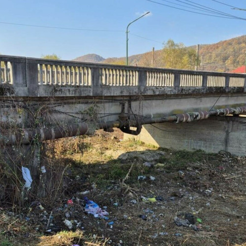 Doi tineri arestați după ce au furat 500 de pachete de țigări în Oțelu Roșu