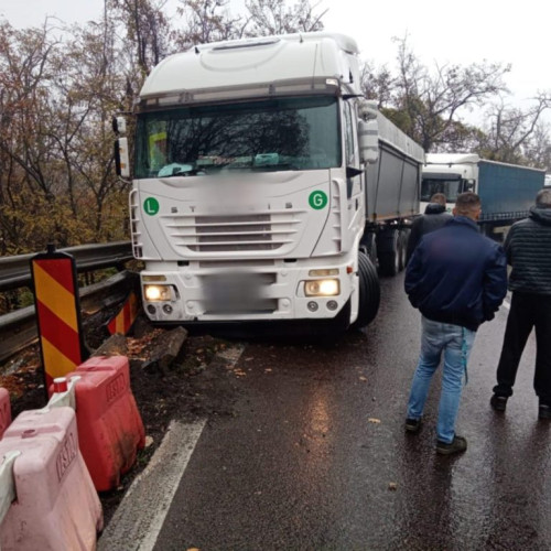 Accident pe DN7 la Golesti, circulația blocată