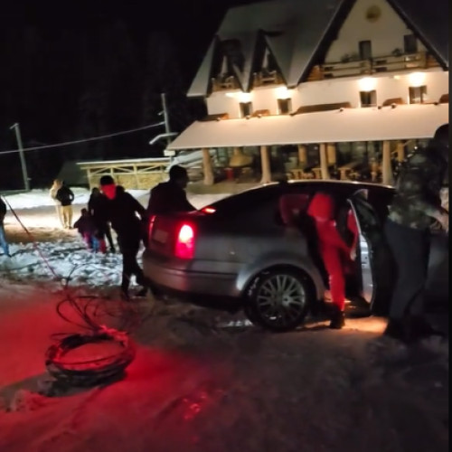 Incident amuzant la Rânca: un șofer a alunecat cu mașina pe o pârtie de schi