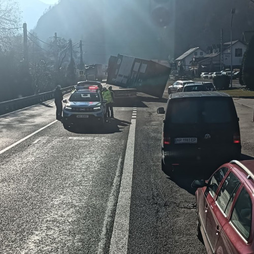 Container căzut pe DN 7, blocaj de trafic în județul Vâlcea