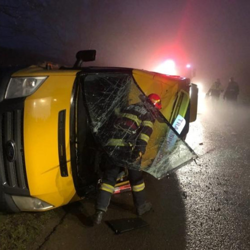 Accident pe DN 15: coliziune între un autoturism și un microbuz școlar