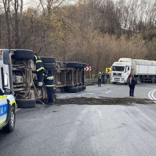 Trafic perturbat pe DN6 între Teregova și Domasnea din cauza unui autocamion răsturnat