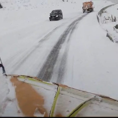 Circulația pe Drumul Național 67C este afectată de ninsori