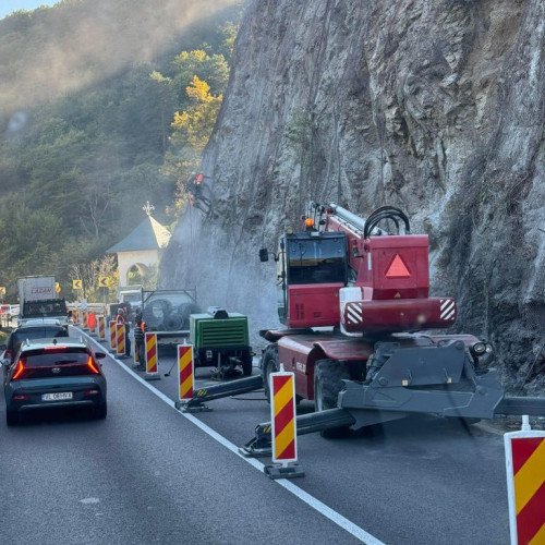 Căderi de pietre pe DN7, în zona Racovița