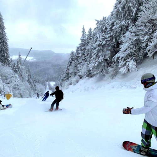 Iubitorii sporturilor de iarnă sunt așteptați pe domeniul schiabil Transalpina-Voineasa