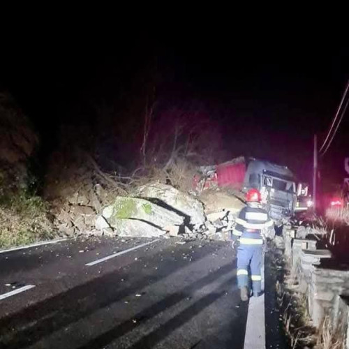 Stâncă căzută pe un camion pe Valea Oltului, circulația blocată