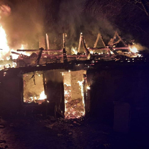 Incendiu la o anexă din Vulcan, intervenție rapidă a pompierilor