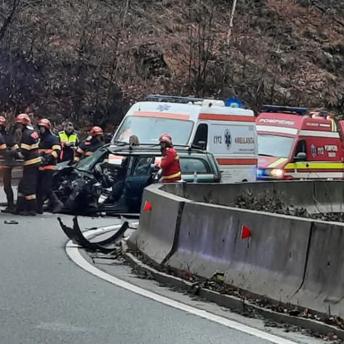 Accident rutier pe DN 66, lângă Lainici, cu patru victime