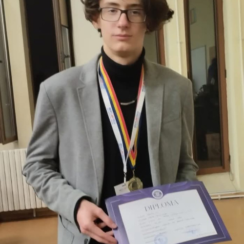 Elev din Târgu Jiu câștigă premiul I la un important concurs de robotică