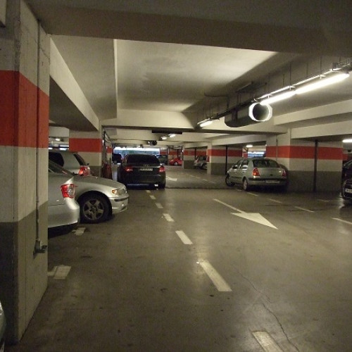 Mari magazine cu parcări private care respectă reguli de circulație publice