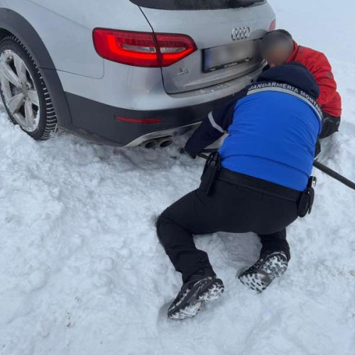 Jandarmii montani ajută șase turiști blocați pe drumul spre Vârful Cozia