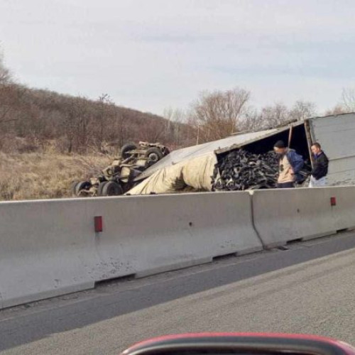 Circulația de la Filiași la Craiova este blocată din cauza unui TIR răsturnat