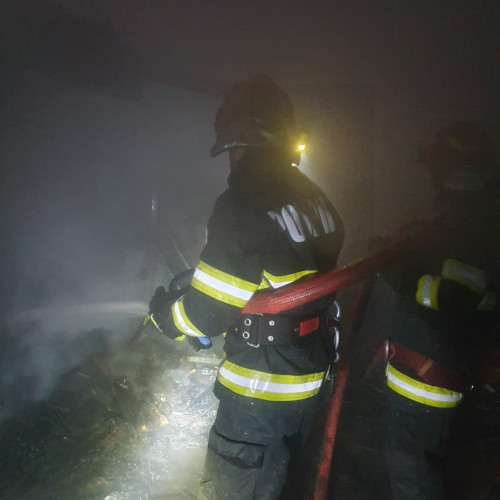 Incendiu de proporții în comuna Giubega, intervenție a pompierilor din Băilești
