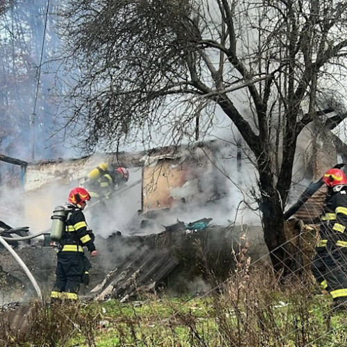 Incendiu devastator în Stoilesti, județul Vâlcea, soldat cu o victimă