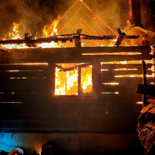 Incendiu devastator la o casă din Petroșani