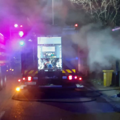 Incendiu la o casă duplex din Petroșani, pompierii intervin cu rapiditate