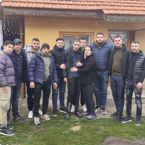 Tinerii din Telesti continuă tradiția &quot;Plugusorului&quot; pentru a sprijini copii în nevoie