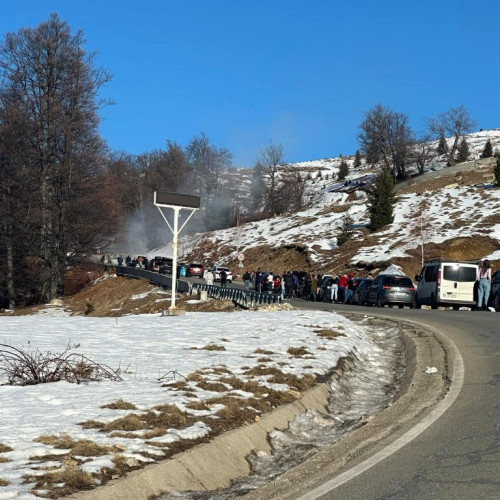 Incident rutier pe drumul către stațiunea Rânca: o mașină a ars