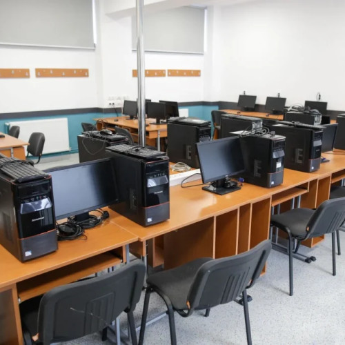 Aproape 40 de calculatoare furate dintr-o școală nouă din Puchenii Mari