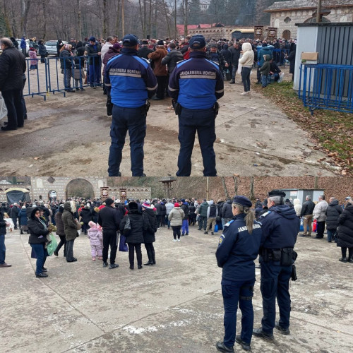 Sute de credincioși participă la sărbătoarea Bobotezei în Gorj