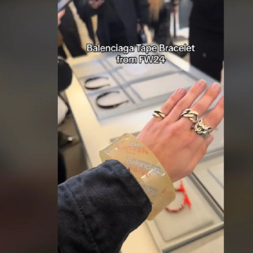 Brățara Balenciaga din bandă adezivă provoacă controverse pe rețelele sociale