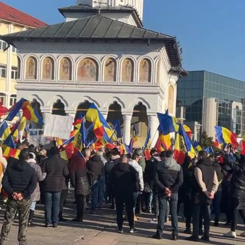 Peste 100 de persoane protestează în Târgu Jiu, cerând alegeri corecte