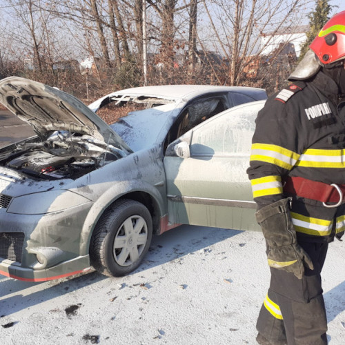 Pompierii din Vâlcea sting un incendiu la un autoturism în Râmnicu Vâlcea