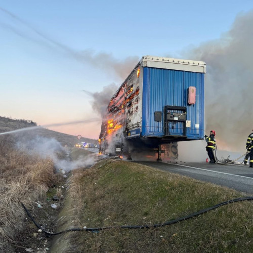 Incendiu de autotren semnalat pe centura Drobeta Turnu-Severin