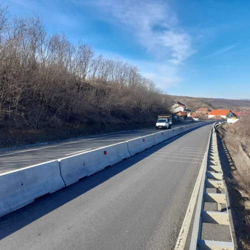 Amplasarea parapetului axial de beton pe DN 66, între Ciopeia și dealul Hategului
