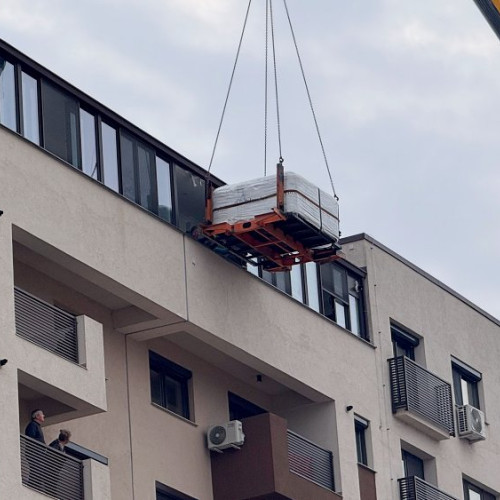 Jacuzzi ridicat cu macaraua la etajul 8 într-un bloc din Bacău