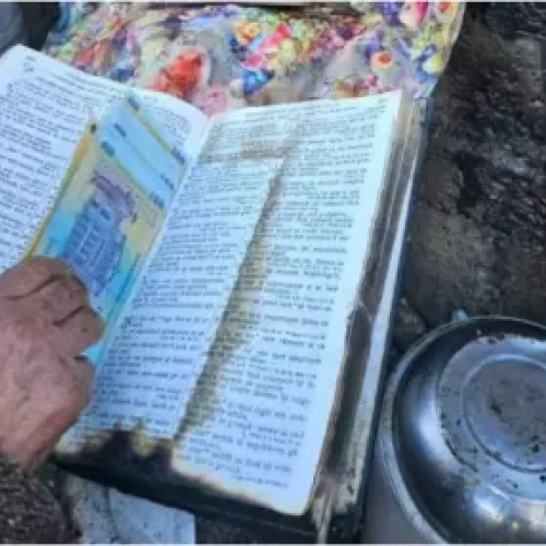 Minune la Suceava: O biblie a supraviețuit unui incendiu devastator
