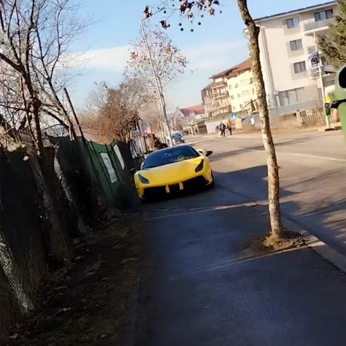 Incident în Florești: trotuarul blocat de un Ferrari