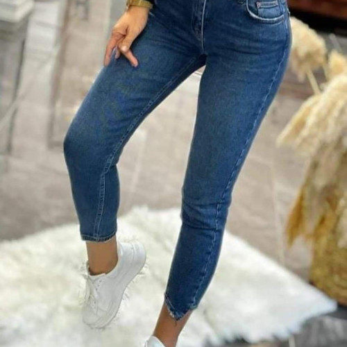 Blugii skinny revin în trend pe podiumurile de modă