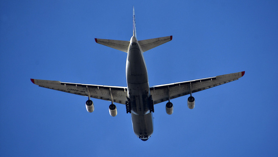 Barbatul beat din avion Copenhaga-Otopeni, condamnat la 2 ani si jumatate de inchisoare