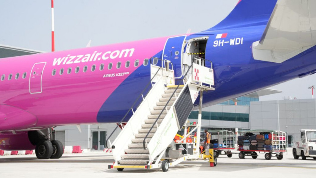Peste 40 de pasageri la aeroportul din Brașov din cauza unui avion prea mic