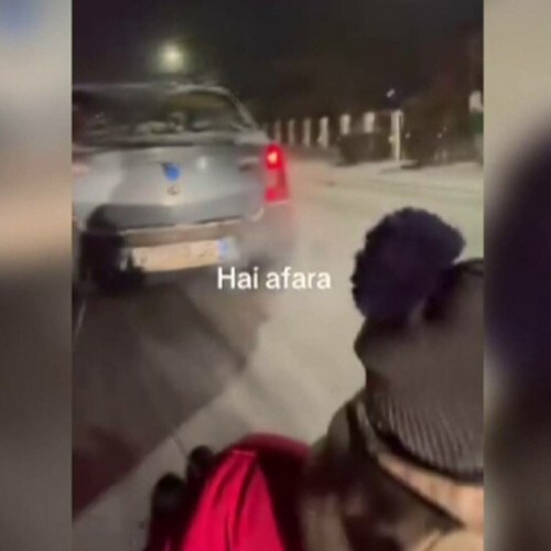 Distracția riscantă a doi bărbați din Galați, amendă pentru șofer