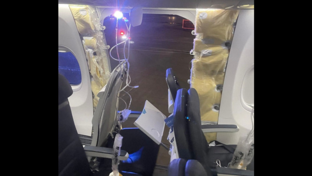 Modelul de avion Boeing cu fuzelaj desprins, inspectat global