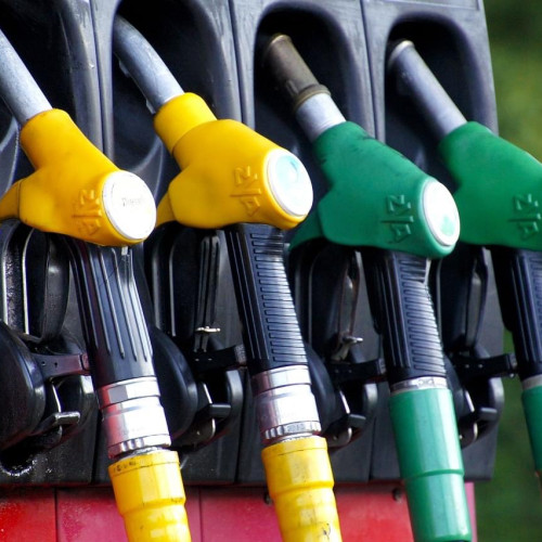 Prima ieftinire a benzinei după patru scumpiri consecutive