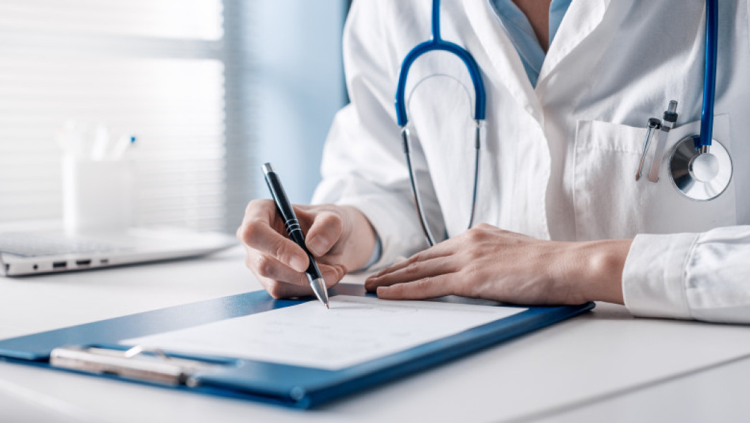 Românii în concediu medical taxați cu 10%