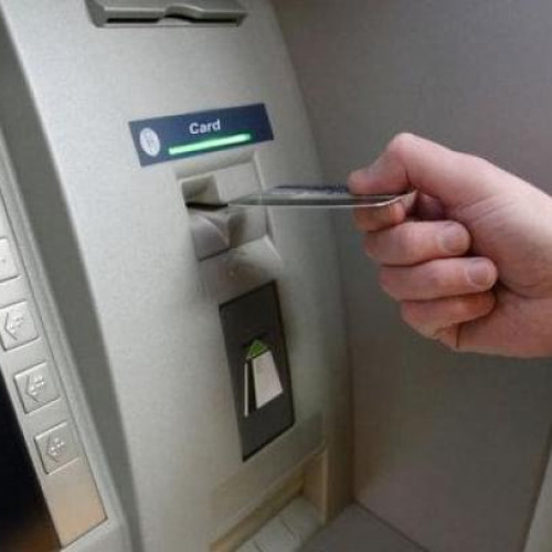 Polițiștii din Maramureș au identificat un bărbat care a luat 7.200 de euro dintr-un bancomat