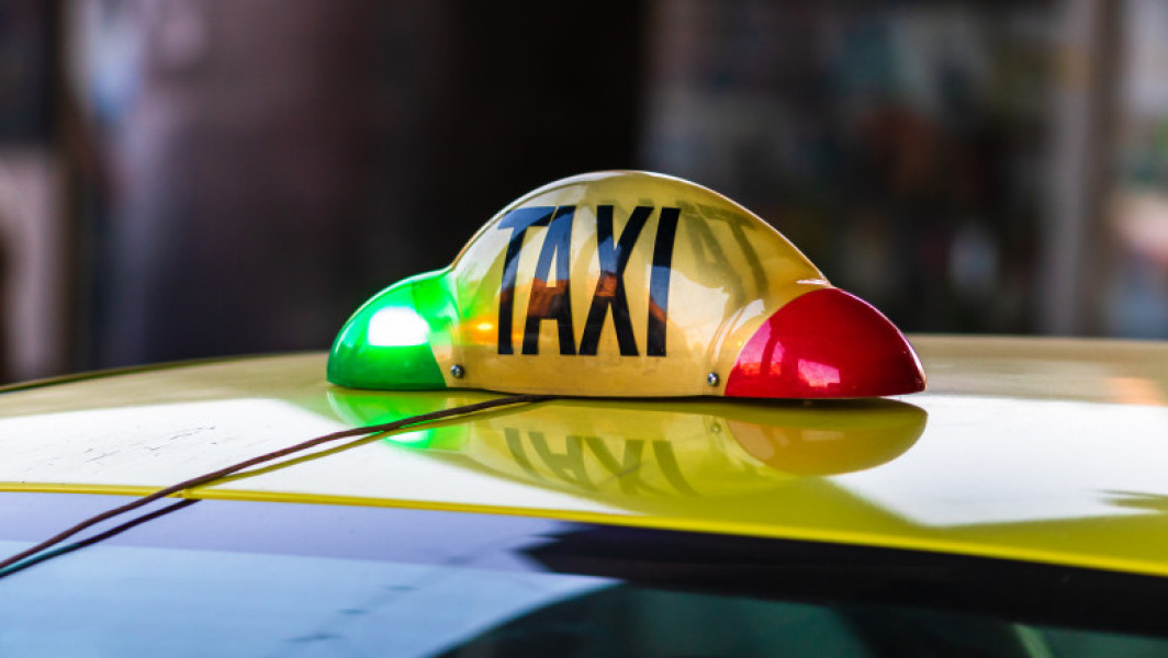 Un bărbat a bătut un taximetrist și i-a furat mașina în Dolj