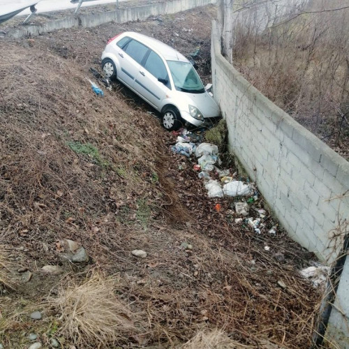 Autoturism abandonat în șanț, descoperit la giratoriul de la Susita