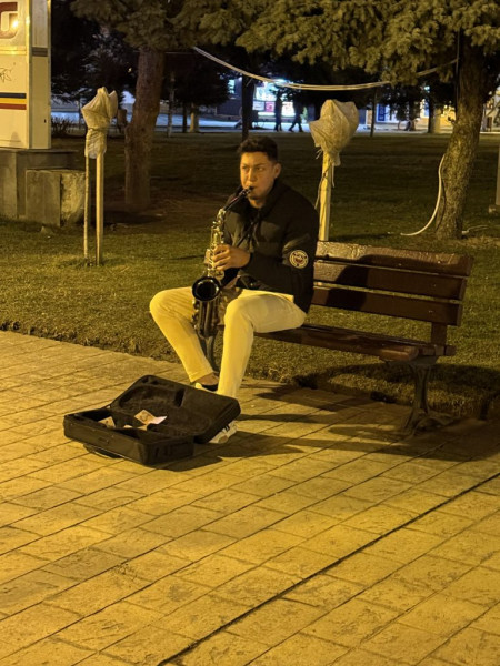 Un tânăr saxofonist aduce emoție în centrul Târgu Jiu