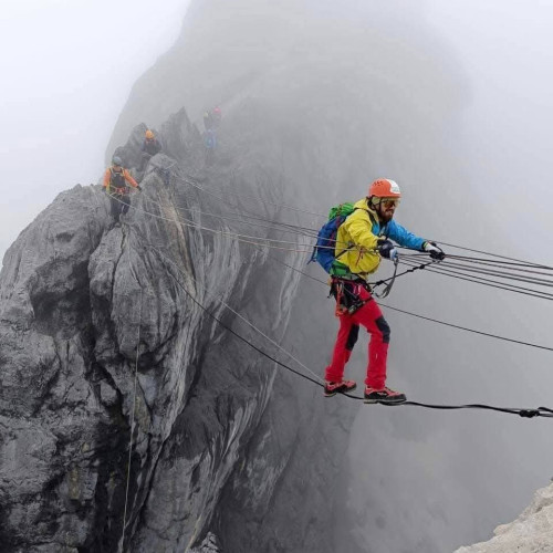 Alpinistul Adrian Ahritculesei a cucerit vârful Pincak Jaya