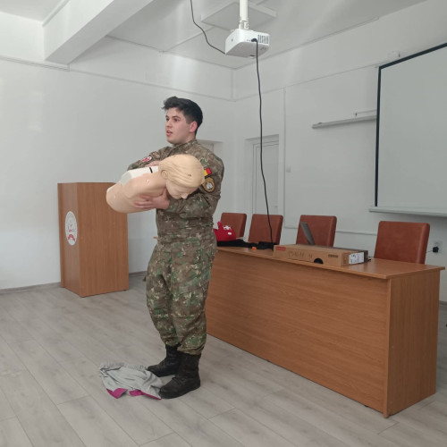 Absolvent al Colegiului Național &quot;Ecaterina Teodoroiu&quot; Târgu Jiu vizitează liceul ca student militar