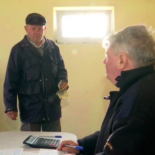 O comună din Gorj continuă tradiția colectării impozitelor la birt