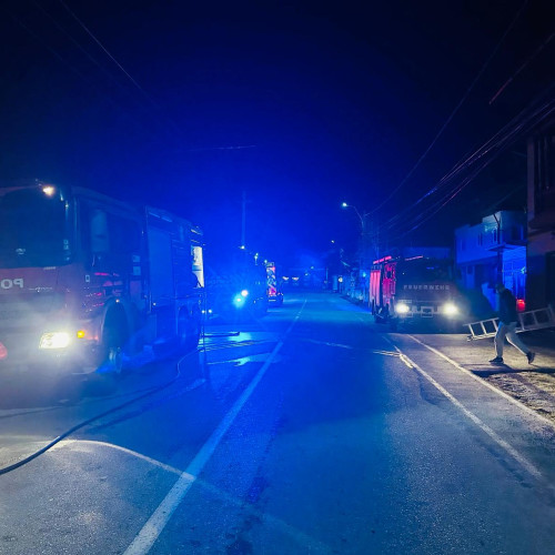 Incendiu la un spațiu comercial în Baia de Fier