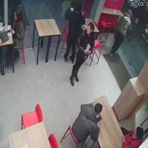 Un tânăr a furat un scaun de la un fast-food din Cluj