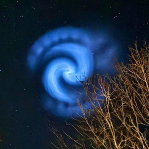 O spirala albastră misterioasă a stârnit controverse pe cer